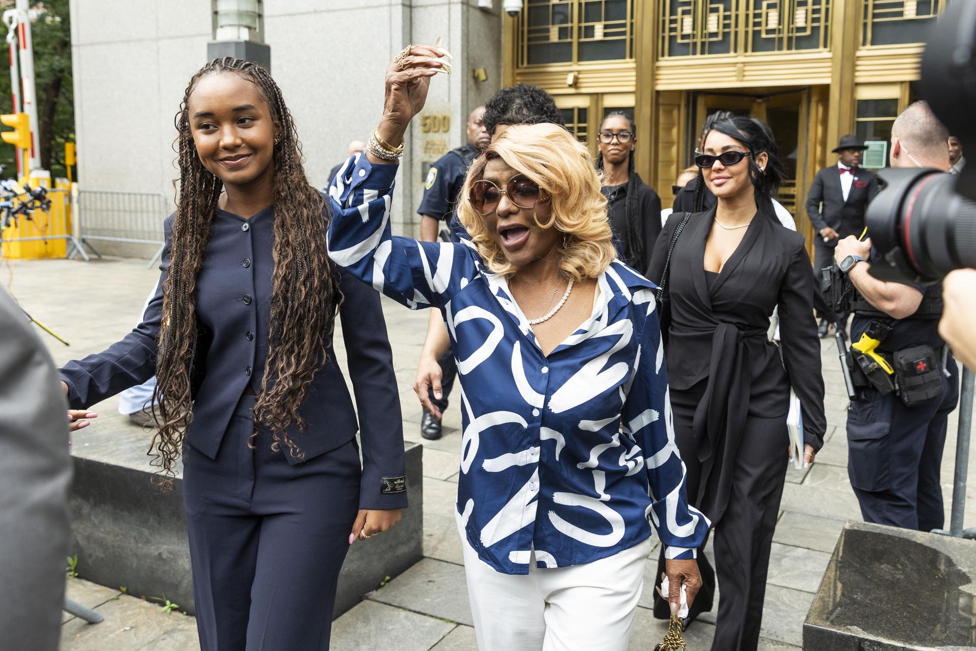 Janice Combs (C), madre de Sean 'Diddy', saluda al salir de una corte federal después de que un jurado absuelve a su hijo de los cargos de extorsión y tráfico sexual y lo declara culpable de cargos menores en Nueva York. EFE/EPA/JUSTIN LANE
