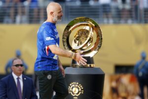 El entrenador del Chelsea, el italiano Enzo Maresca posa junto al trofeo obtenido por el campeón del Mundial de Clubes tras golear este domingo po 3-0 al PSG en East Rutherford, New Jersey. EFE/EPA/CJ GUNTHER