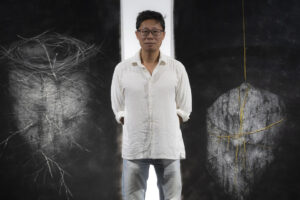En la filosofía oriental, la vida es un ciclo circular sin fin, que no empieza ni termina, que se va transformando, que pasa de una materia a otra, y esa es la reflexión que el artista surcoreano Kihong Chung ha querido plasmar en su exposición SUM-Aliento, que estos días se puede ver en Cartagena en el marco del festival La Mar de Músicas. El festival, que cumple treinta años, tiene a Corea del Sur como país invitado, y Chung, afincado en España desde hace dos décadas, es uno de los numerosos exponentes de la cultura del país de Asia Oriental, entre músicos, artistas, escritores y cineastas, que estos días pasan por la ciudad portuaria murciana para acercar una parte de su cultura y de su mundo a España. EFE/ Marcial Guillen