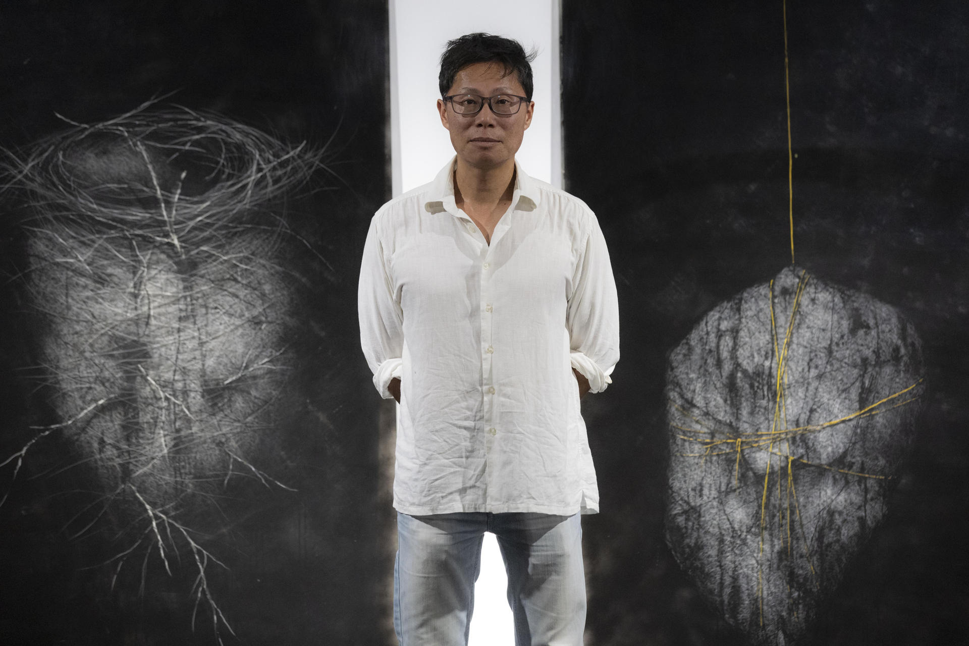 En la filosofía oriental, la vida es un ciclo circular sin fin, que no empieza ni termina, que se va transformando, que pasa de una materia a otra, y esa es la reflexión que el artista surcoreano Kihong Chung ha querido plasmar en su exposición SUM-Aliento, que estos días se puede ver en Cartagena en el marco del festival La Mar de Músicas. El festival, que cumple treinta años, tiene a Corea del Sur como país invitado, y Chung, afincado en España desde hace dos décadas, es uno de los numerosos exponentes de la cultura del país de Asia Oriental, entre músicos, artistas, escritores y cineastas, que estos días pasan por la ciudad portuaria murciana para acercar una parte de su cultura y de su mundo a España. EFE/ Marcial Guillen