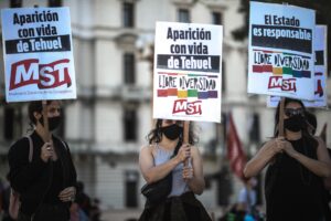 Fotografía de archivo de tres mujeres que sostienen carteles alusivos al joven desaparecido Tehuel De La Torre durante una manifestación, en Buenos Aires (Argentina). EFE/ Juan Ignacio Roncoroni