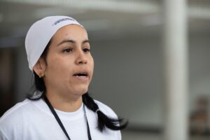 Fotografía de archivo, tomada en noviembre de 2024, de la hija del activista del partido político Voluntad Popular (VP) Aldo Rosso, Jyuly Rosso, durante un acto de protesta por la detención de su padre, en Caracas (Venezuela). EFE/Ronald Peña