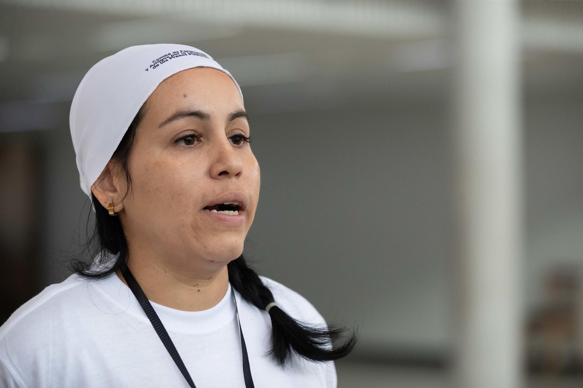 Fotografía de archivo, tomada en noviembre de 2024, de la hija del activista del partido político Voluntad Popular (VP) Aldo Rosso, Jyuly Rosso, durante un acto de protesta por la detención de su padre, en Caracas (Venezuela). EFE/Ronald Peña