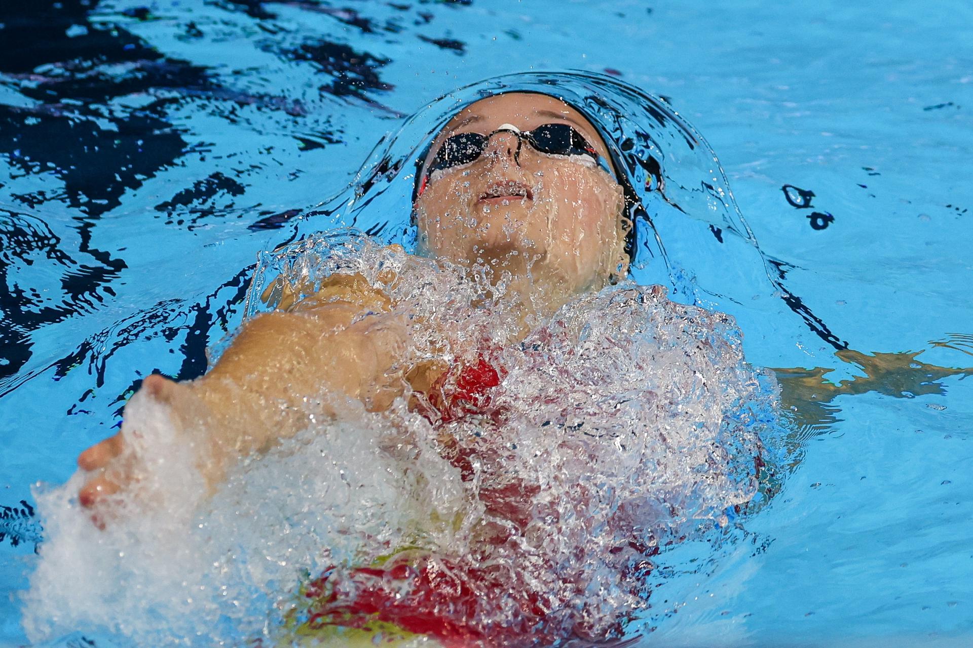 Carmen Weiler volvió a toparse con el muro insalvable en el que se han convertido las semifinales para la nadadora española, tras quedarse este lunes fuera de la final de los 100 espalda en los Mundiales de Singapur. EFE/EPA/FAZRY ISMAIL
