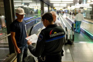 Aeropuertos Españoles y Navegación Aérea (Aena) ha establecido controles de acceso al aeropuerto Adolfo Suárez Madrid-Barajas para evitar que se agrave la situación generada por la pernoctación de personas sin hogar en las terminales. EFE/Daniel González