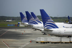 Fotografía de archivo que muestra aviones estacionados en el Aeropuerto Internacional de Tocumen en Ciudad de Panamá (Panamá). EFE/ Bienvenido Velasco