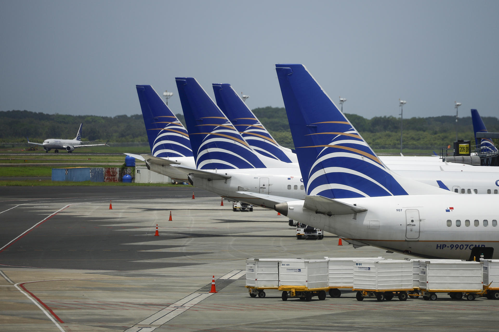 Fotografía de archivo que muestra aviones estacionados en el Aeropuerto Internacional de Tocumen en Ciudad de Panamá (Panamá). EFE/ Bienvenido Velasco