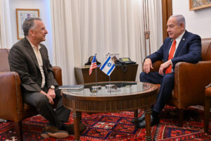 El primer ministro de Israel, Benjamín Netanyahu (d), se reunió este jueves con el enviado especial de la Casa Blanca a Oriente Medio, Steve Witkoff, tras su llegada al país para tratar la situación en la Franja de Gaza. EFE/Kobi Gideon/ GPO
