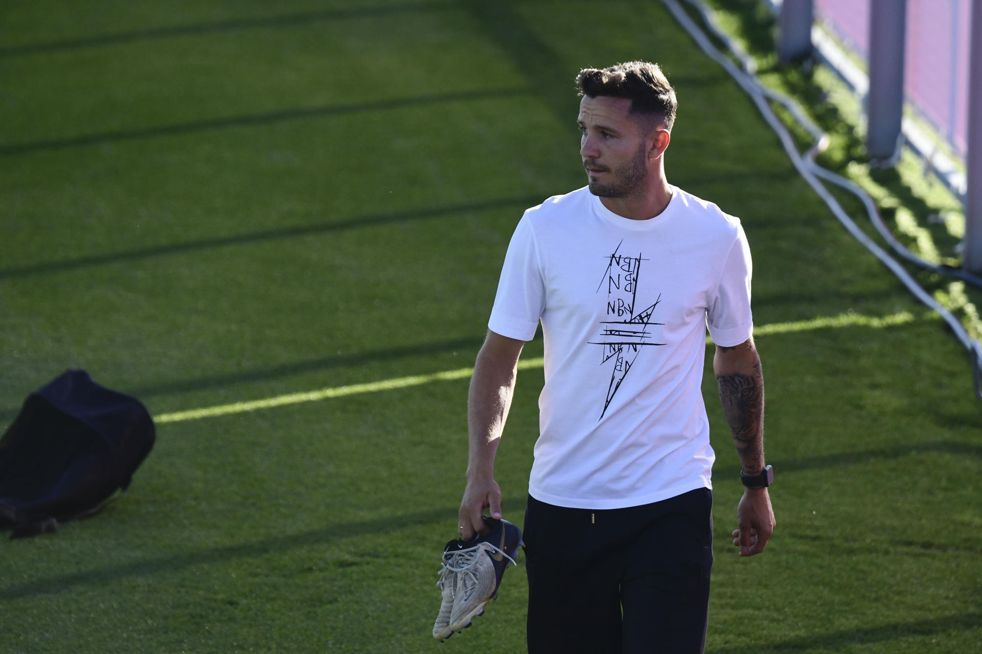 Fotografía de Víctor Lerena, en la que puede verse en una imagen de archivo del 13 de julio de 2024 al futbolista del Atlético de Madrid Saúl Ñíguez cuando se despedía de sus compañeros para ir al Sevilla. EFE
