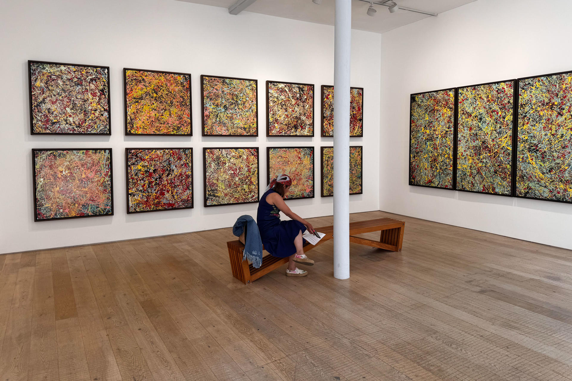 Ed Sheeran presentó este jueves en Londres su exposición benéfica 'Cosmic Carpark Paintings', con una selección de pinturas que sacan a relucir el lado más 'pollockiano' del cantante británico y que serán accesibles al público por primera vez. La galería Heni, situada en el centro de la capital británica, exhibirá desde este jueves y hasta el próximo 1 de agosto las obras del músico inglés, hasta ahora privadas, antes de ser vendidas para recaudar fondos para la fundación musical de Sheeran. EFE/ Raúl Bobé