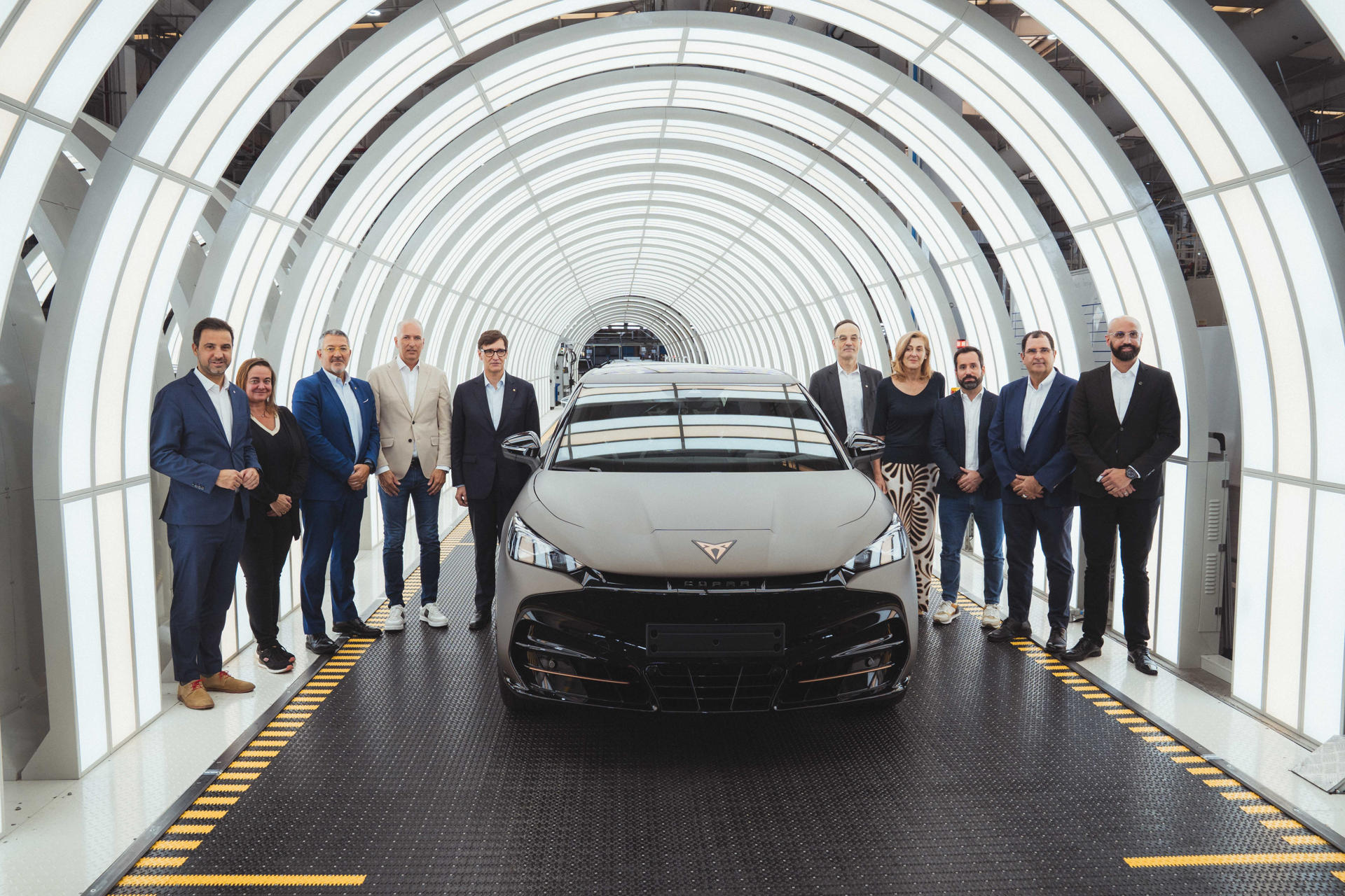 El presidente de la Generalitat, Salvador Illa (5i), visitó este miércoles la planta de Volkswagen en la localidad china de Hefei (este), en la que se fabrica el Cupra Tavascan, y trasladó a los directivos de Seat Cupra su apoyo ante las tensiones arancelarias entre China y la Unión Europea. EFE/ Arnau Carbonell/Generalitat Cataluña SOLO USO EDITORIAL/SOLO DISPONIBLE PARA ILUSTRAR LA NOTICIA QUE ACOMPAÑA (CRÉDITO OBLIGATORIO)