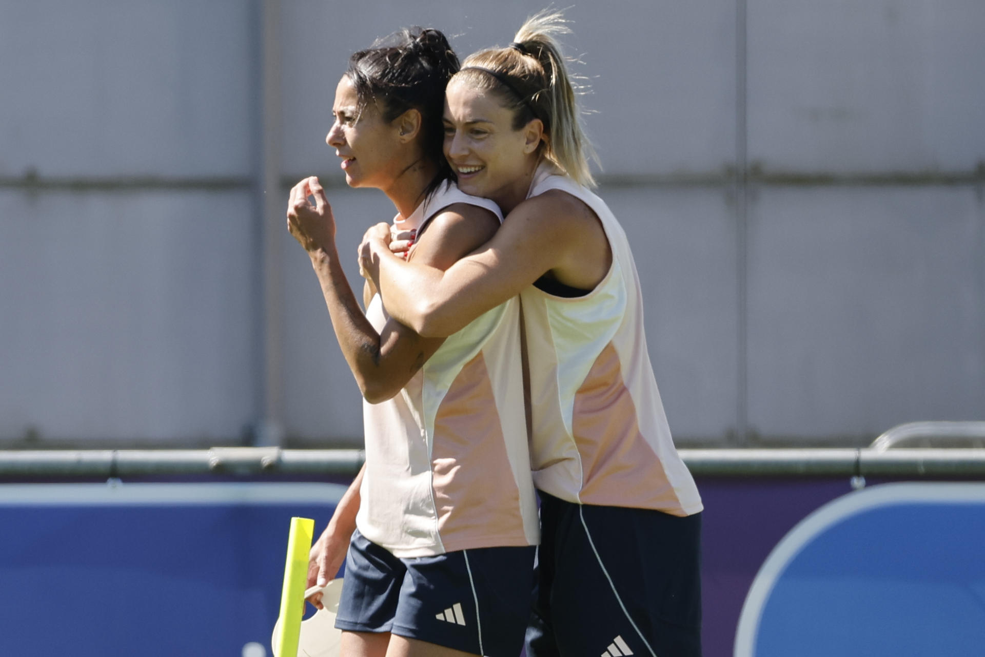 Las jugadoras de las selección española de fútbol Alexia Putellas (d) y Leila Ouahabi (i) durante el entrenamiento llevado a cabo en el estadio Juan Antonio Samaranch de Lausana, para preparar el partido de la fase de grupos, grupo B, de la Eurocopa que disputarán ante Italia en el Estadio Wankdorf de Berna. EFE/ Ana Escobar