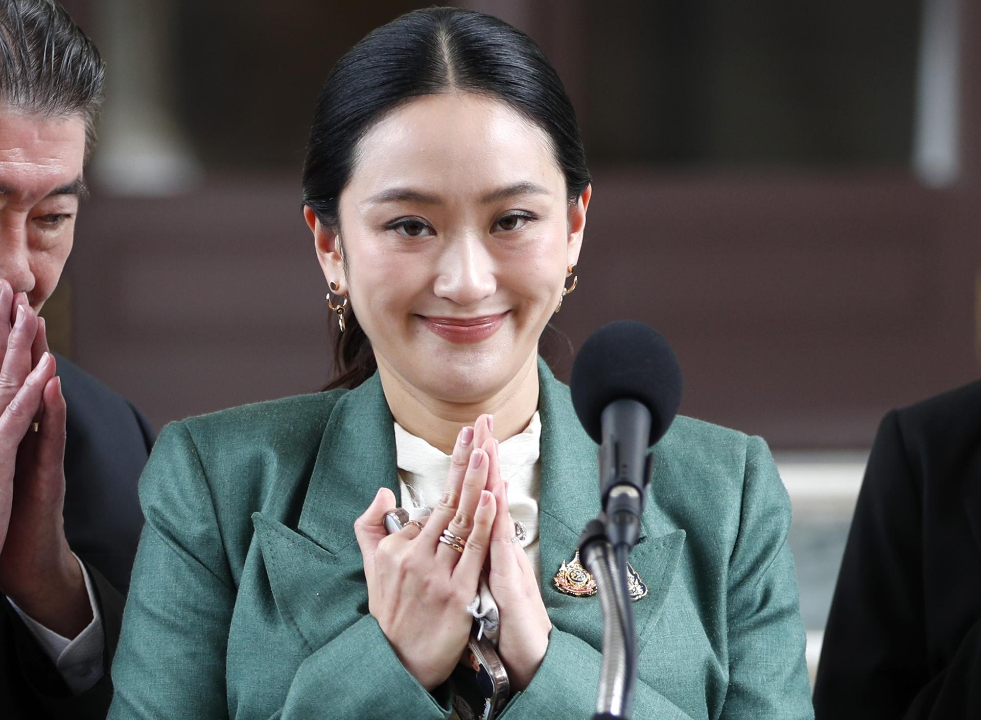 Bangkok (Thailand), 01/07/2025.- Thai Prime Minister Paetongtarn Shinawatra performs a Thai traditional greeting to the media during a press conference after the Constitutional Court suspends her from office, at Government House in Bangkok, Thailand, 01 July 2025. The Constitutional Court ordered the suspension of Thai Prime Minister Paetongtarn Shinawatra from duty pending the judicial review of a petition concerning a leaked audio clip of a phone call conversation with Cambodian Senate President Hun Sen. The submitted petition calls for the charter court to rule on the controversial leak of an audio clip of a phone call with Hun Sen, alleging Prime Minister Paetongtarn of violating serious ethical standards and lacking integrity. (Camboya, Tailandia) EFE/EPA/RUNGROJ YONGRIT