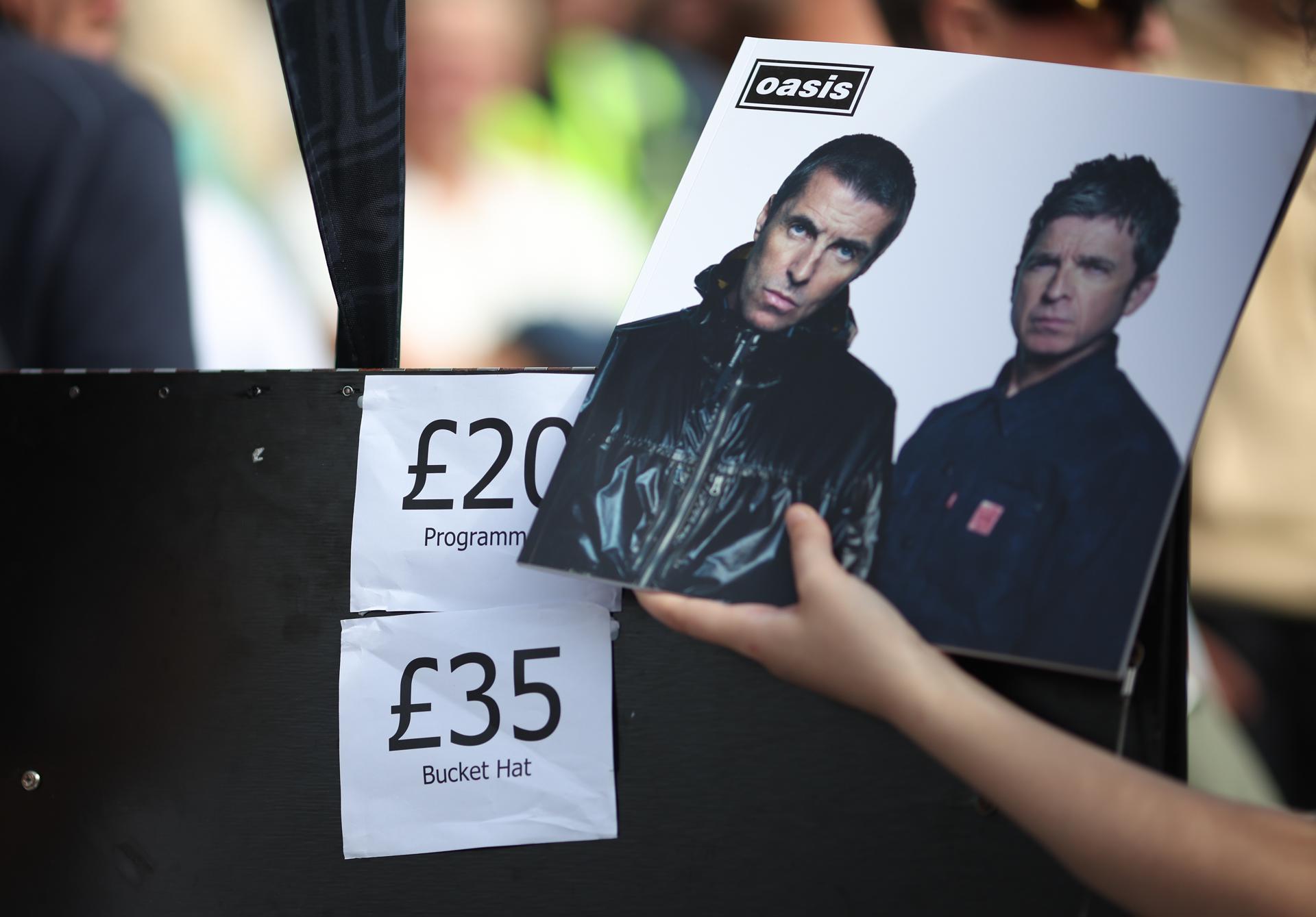 Precios del merchandising antes del concierto de Oasis en Cardiff (Reino Unido). EFE/EPA/ADAM VAUGHAN