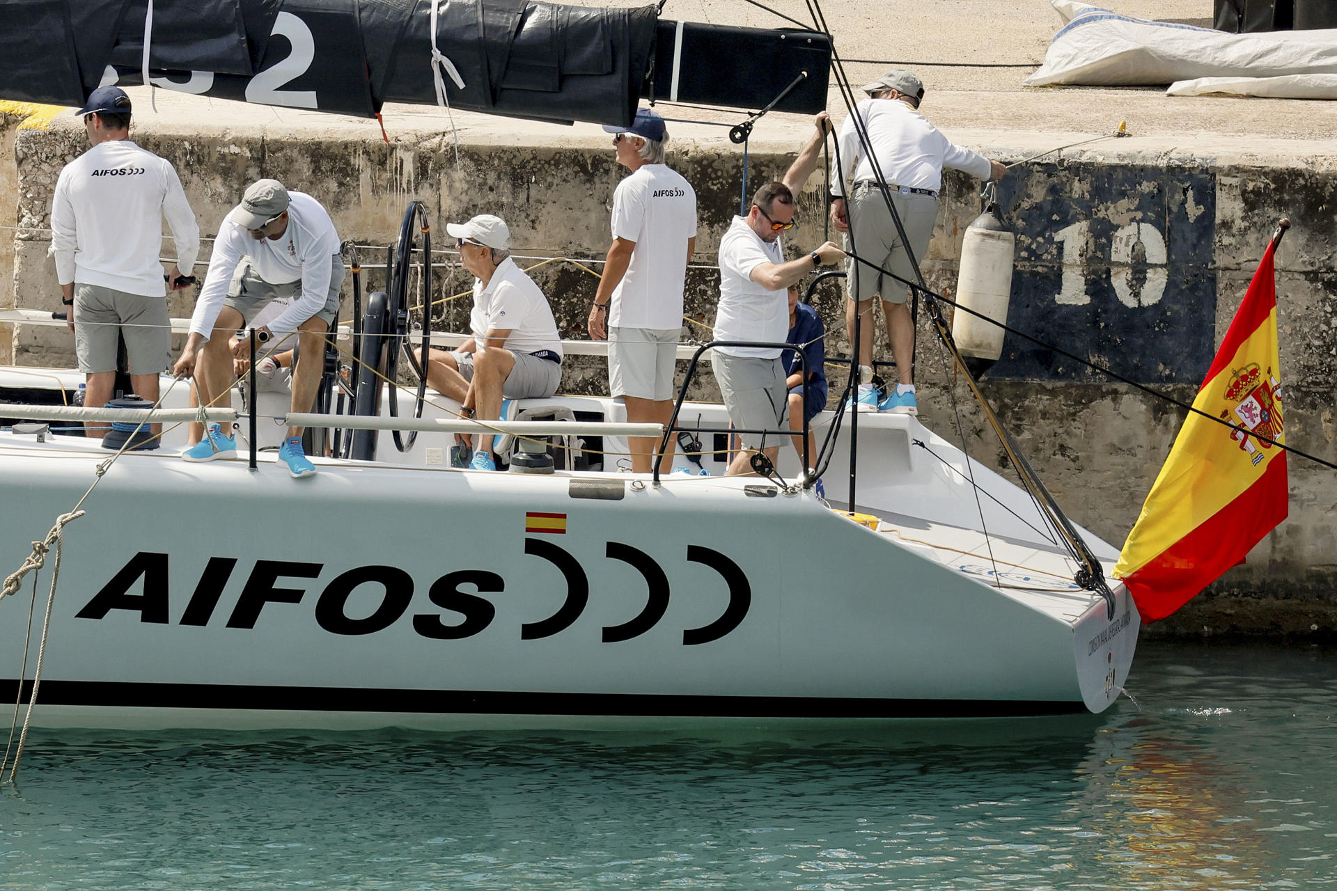 La tripulación del 'Aifos', embarcación con la que compite el Rey, realiza este sábado, preparativos de cara al inicio de la 43 edición de la Copa del Rey de Vela, que comenzará el lunes en Palma. EFE/ Ballesteros
