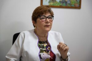 La pediatra venezolana neonatóloga y especialista en lactancia materna, Eunice Lample, habla durante una entrevista con EFE este viernes, en Caracas (Venezuela). EFE/ Ronald Peña R