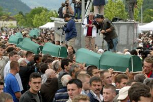 Imagen de 2005 de un funeral homenaje a las víctimas del genocidio de Srebrenica. EFE/ Fehim Demir