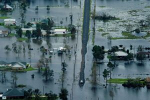 Imagen de archivo de edificios rodeados por las aguas de la inundación tras las fuertes lluvias en Texas. EFE/SMILEY N. POOL