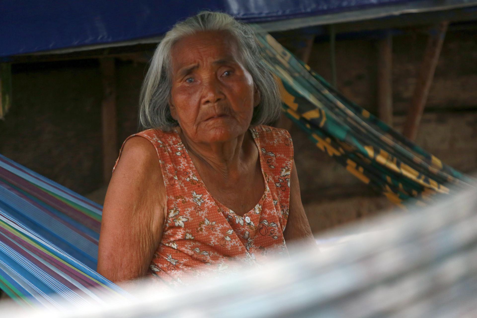 Una mujer en un campamento improvisado para civiles desplazados por los enfrentamientos a lo largo de la frontera disputada tailandesa-camboyana, en la provincia de Oddar Meanchey, al noroeste de Camboya, este domingo 27 de julio de 2025. EFE/EPA/KITH SEREY