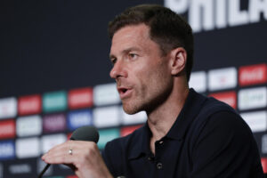 El entrenador del Real Madrid, Xabi Alonso, habla durante una rueda de prensa. EFE/André Coelho