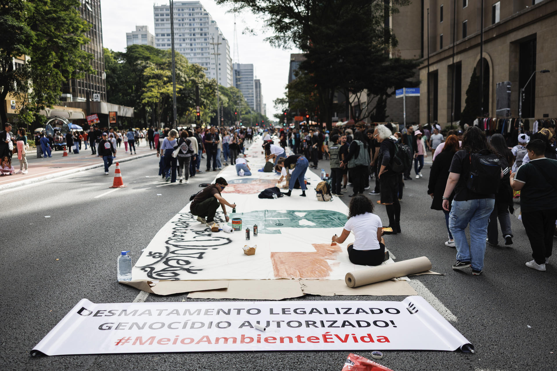 Personas participan en una manifestación contra el proyecto de ley de licencias ambientales este domingo, en Sao Paulo (Brasil). EFE/ Isaac Fontana