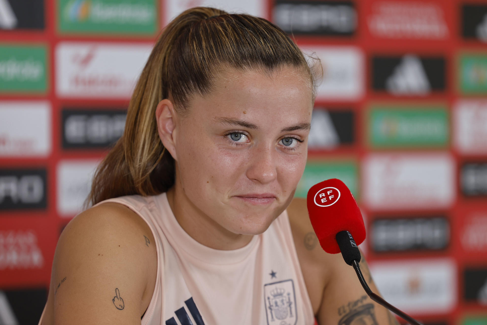 La delantera de la selección española de fútbol Claudia Pina, durante la rueda de prensa tras el entrenamiento llevado a cabo en Lausana, para preparar el partido de cuartos de final de la Eurocopa que disputan contra la selección de Suiza. EFE/ Ana Escobar