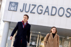 Imagen de archivo (16/01/2025) del exdiputado de Sumar y cofundador de Podemos Íñigo Errejón (i) al salir de los juzgados de Plaza de Castilla, en Madrid, tras declarar como presunto autor de una agresión sexual a la actriz Elisa Mouilaá. EFE/Daniel González