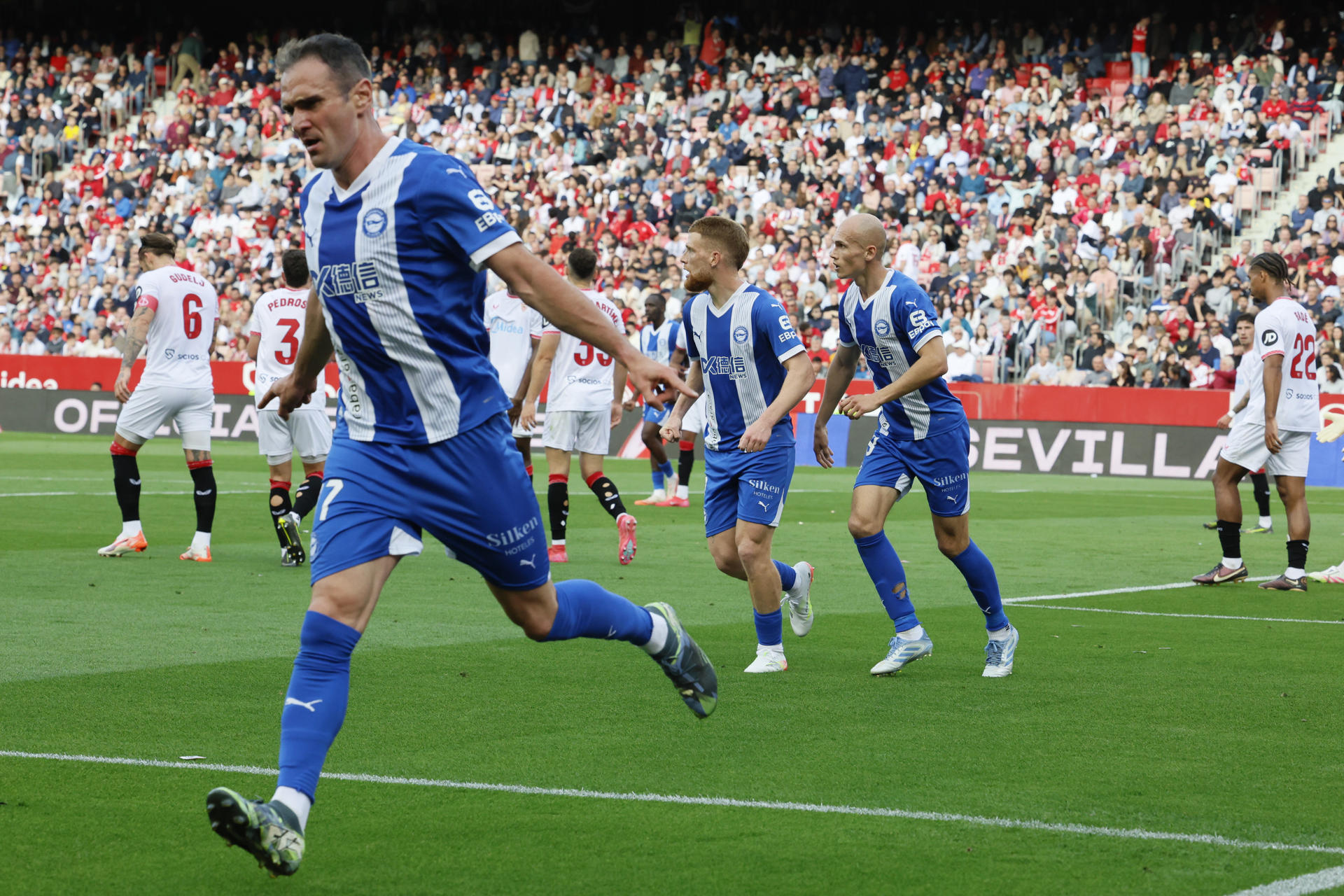 Fotografía de archivo de Kike García (i) durante su etapa en el Alavés. EFE/José Manuel Vidal