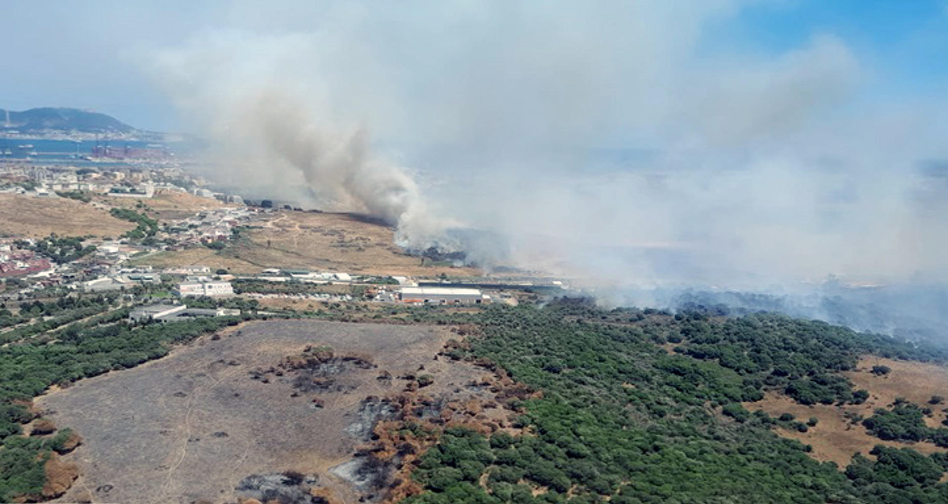 Efectivos del Plan Infoca combaten un incendio que se ha declarado poco después de las 13.30 horas en Algeciras (Cádiz), en el paraje Botafuegos, y que ha obligado al desalojo de viviendas cercanas. EFE/Junta de Andalucía//SOLO USO EDITORIAL/SOLO DISPONIBLE PARA ILUSTRAR LA NOTICIA QUE ACOMPAÑA (CRÉDITO OBLIGATORIO)//