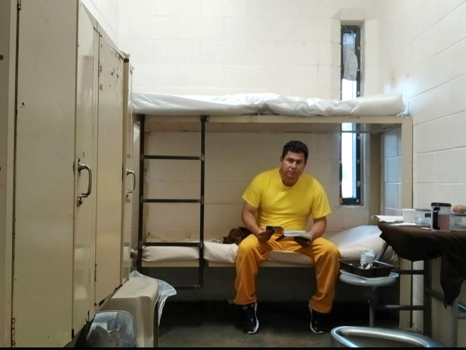 Fotografía cedida por el periodista salvadoreño Mario Guevara donde está él en una celda en el centro de detención de Folkston, en Georgia (EE.UU.). EFE/ Mario Guevara