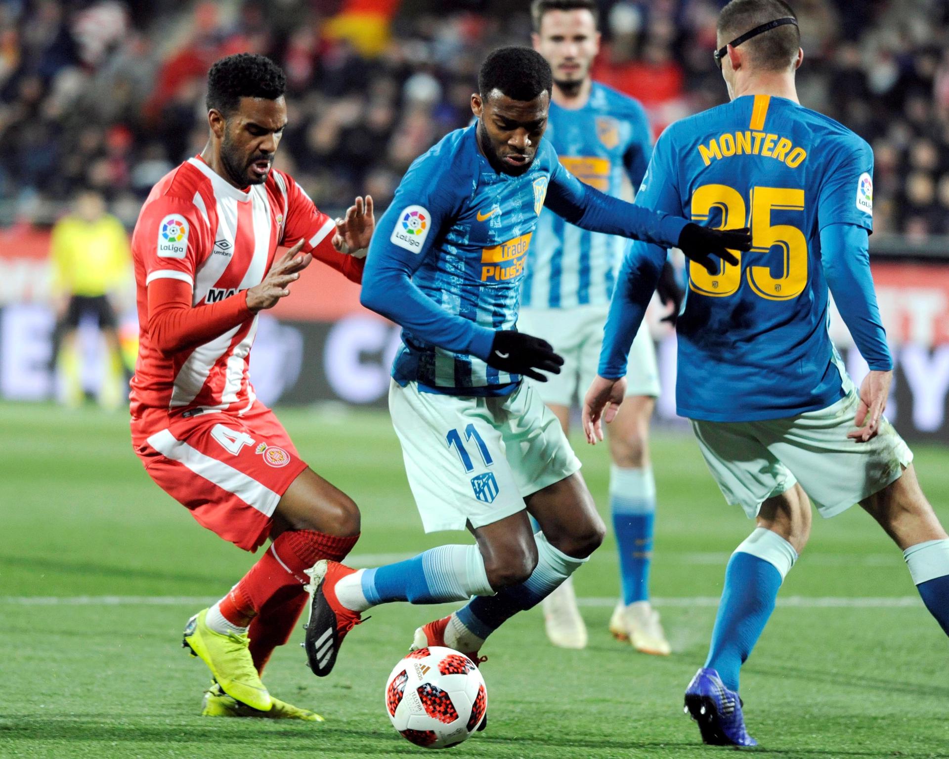 Foto der archivo. El defensa del Girona Jonás Ramalho (i) persigue al centrocampista francés del Atlético de Madrid Thomas Lemar (c) durante un partido de la Copa del Rey disputado hoy Montilivi, en Girona. EFE/Robin Townsend