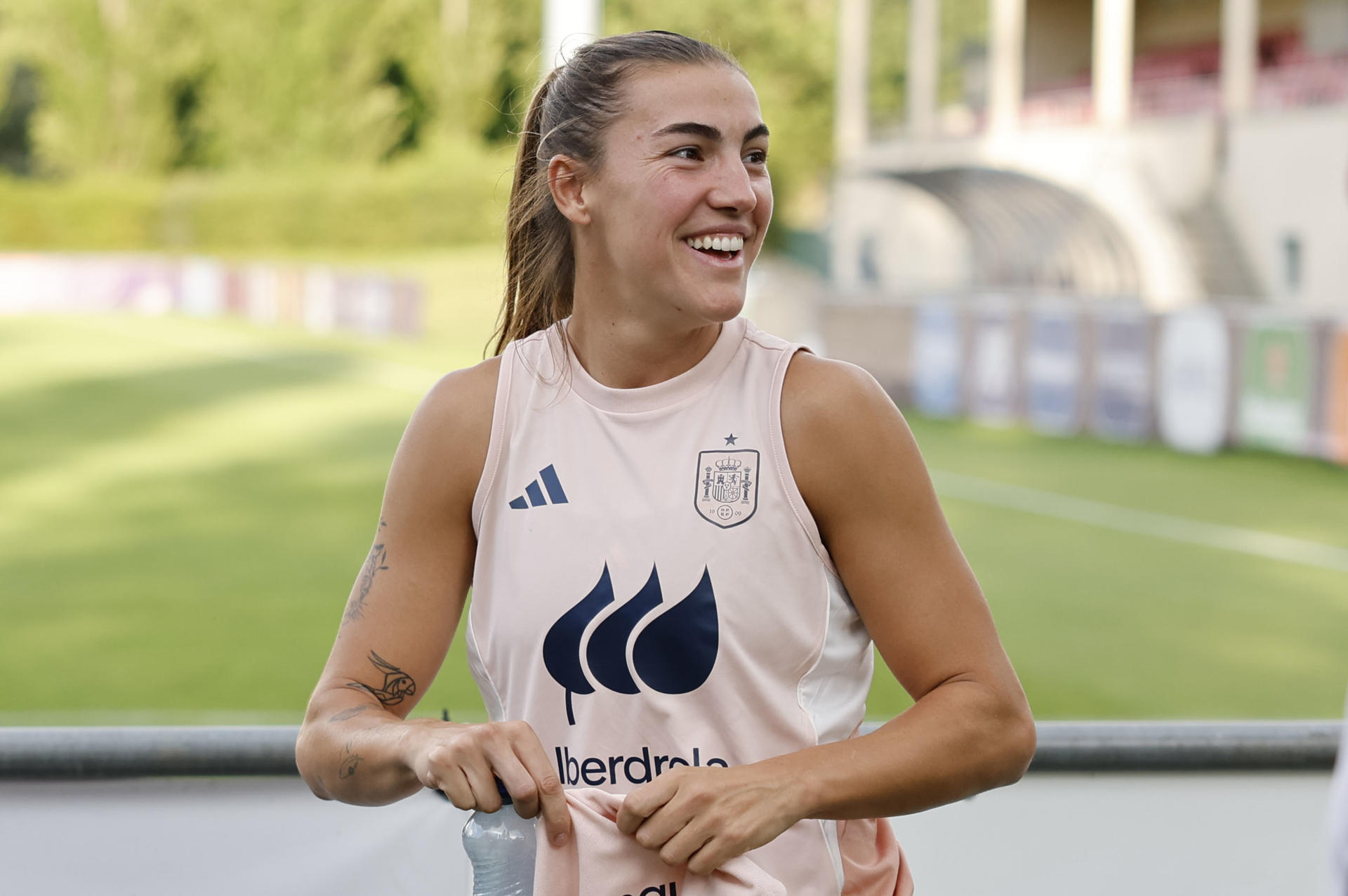La jugadora de la selección española, Patri Guijarro, durante la rueda de prensa que ha ofrecido hoy jueves en Lausana, previa a la final que disputan el próximo domingo frente a Inglaterra. EFE / Ana Escobar.
