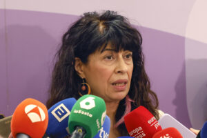 La ministra de Igualdad, Ana Redondo, atiende a los medios tras presidir el comité de crisis en el que Gobierno y comunidades autónomas para analizar las circunstancias de los asesinatos machistas perpetrados en el mes de junio, este jueves en el Ministerio de Igualdad. EFE/ J.P. Gandul