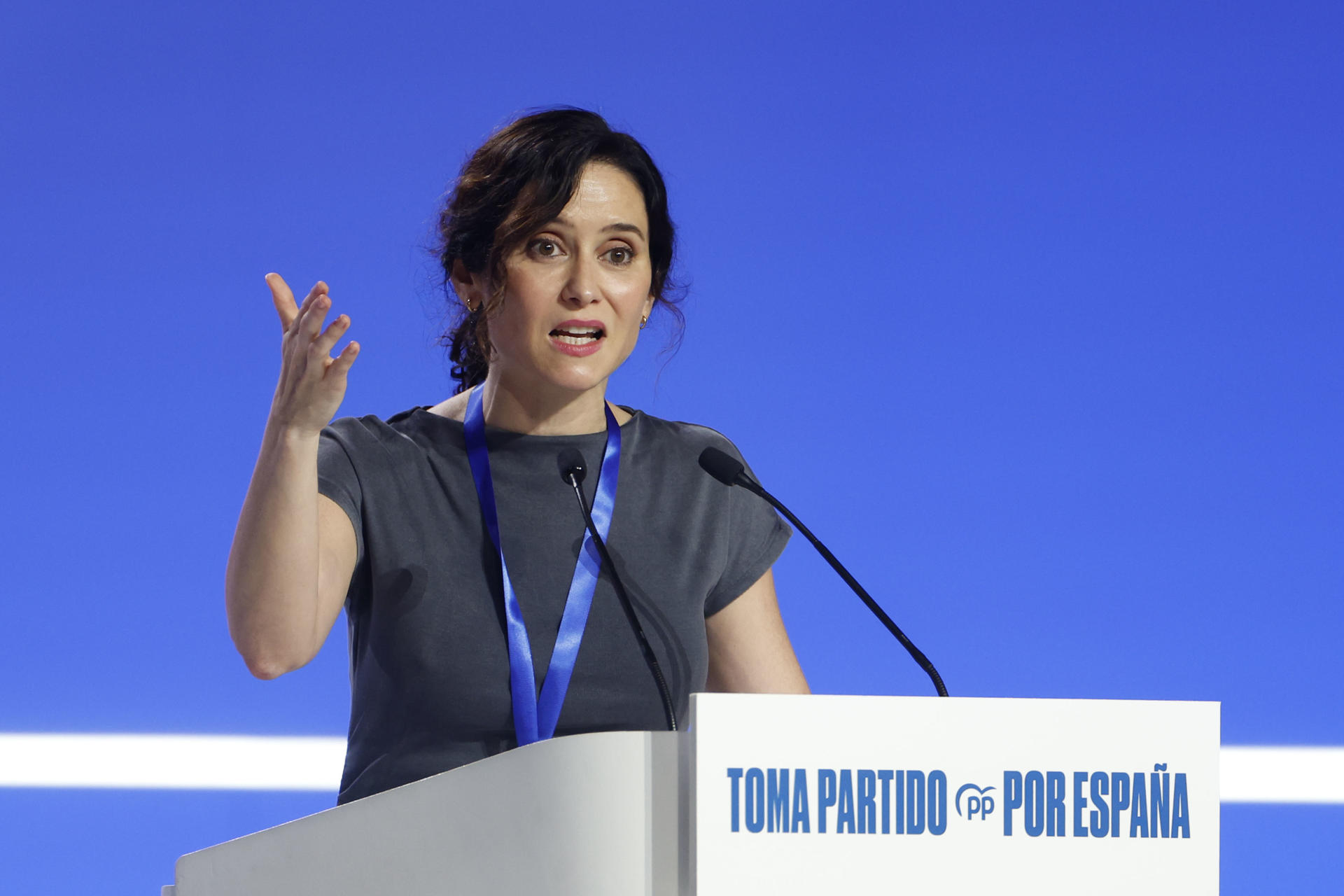 La presidenta de la Comunidad de Madrid, Isabel Díaz Ayuso, interviene en la sesión de clausura del XXI Congreso Nacional de la formación este domingo en Madrid. Alberto Núñez Feijóo ha resultado reelegido presidente del partido por un 99,24 % de los votos y ha salido reforzado de cara a ganar al presidente del Gobierno, Pedro Sánchez, en unas elecciones. EFE/ Javier Lizón