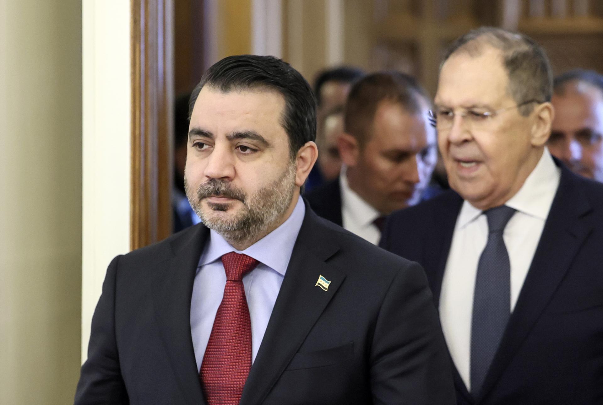 El ministro de Asuntos Exteriores de Rusia, Serguéi Lavrov (d), habla con el ministro de Asuntos Exteriores de Siria, Asaad Hasán al Shaibani (i), durante su encuentro en una visita oficial a Moscú, este jueves 31 de julio de 2025. EFE/EPA/SHAMIL ZHUMATOV/ POOL