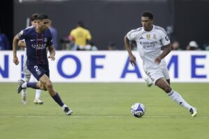 Jude Bellingham del Real Madrid (d) disputa un balón con Achraf Hakimi del PSG (i) durante la semifinal del Mundial de Clubes. EFE/CJ GUNTHER