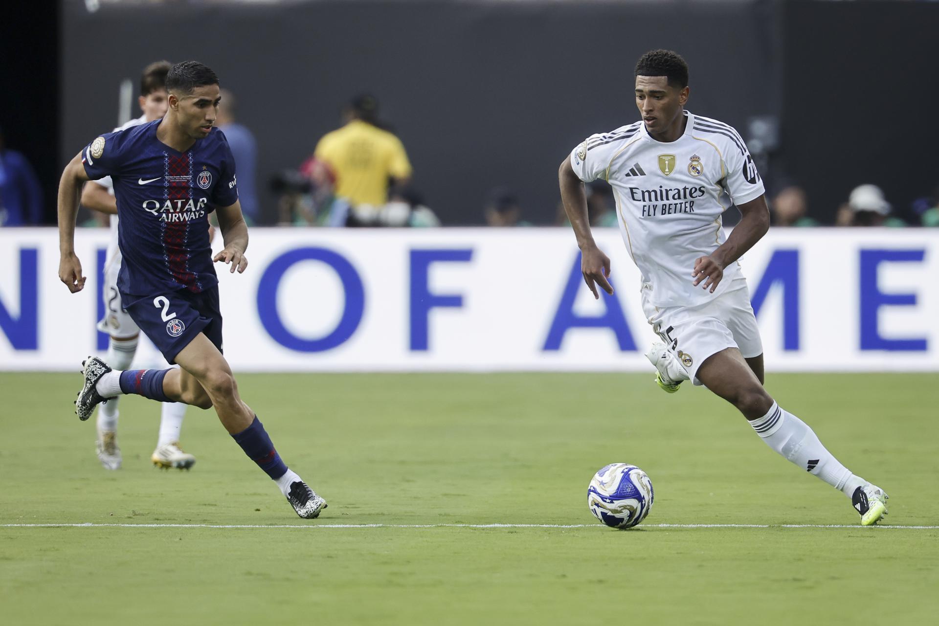 Jude Bellingham del Real Madrid (d) disputa un balón con Achraf Hakimi del PSG (i) durante la semifinal del Mundial de Clubes. EFE/CJ GUNTHER