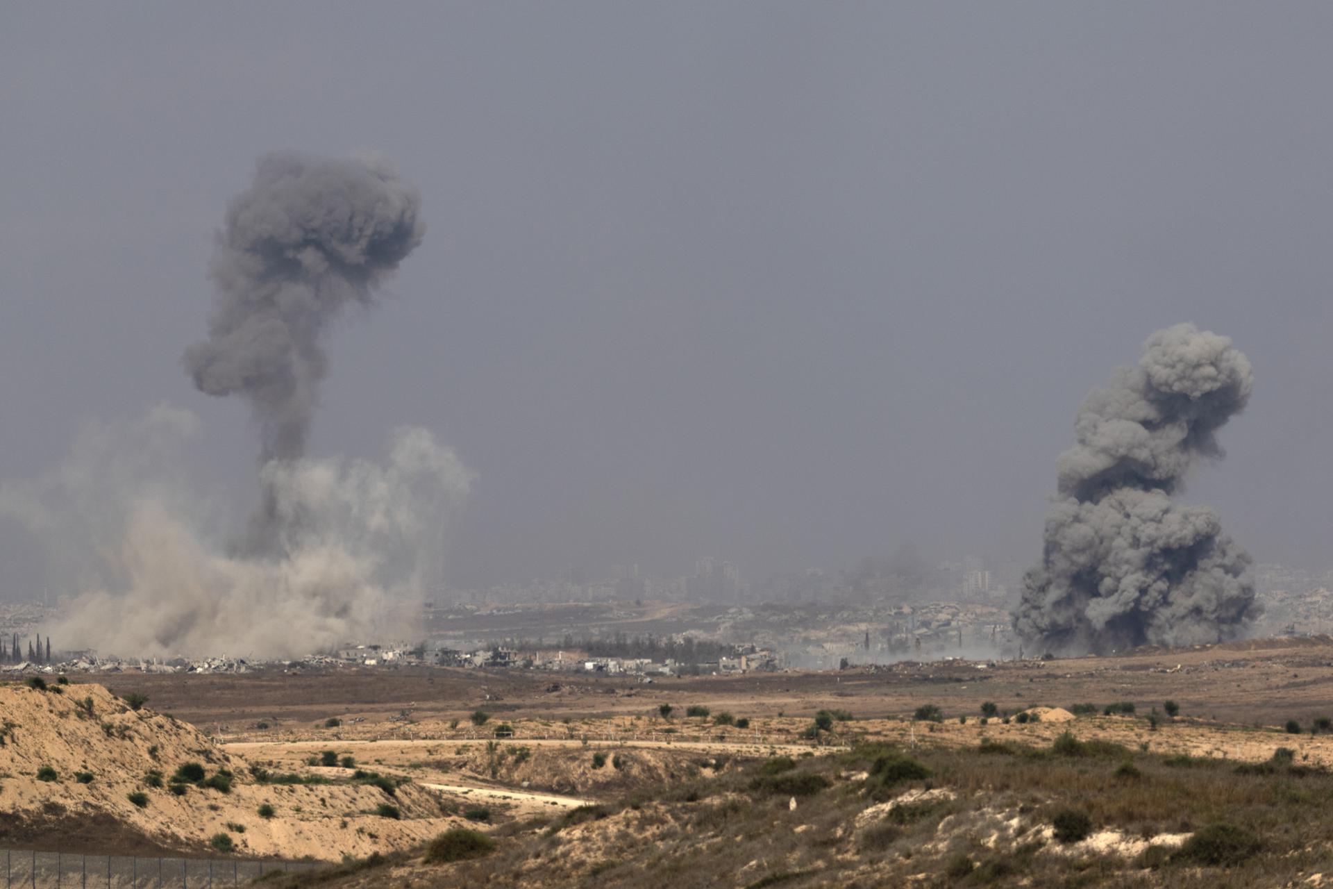 El humo se eleva tras un ataque aéreo israelí en la Franja de Gaza norteña, cerca de Beit Hanoun, tal como se ve desde el lado israelí de la frontera, el 10 de julio de 2025. EFE/EPA/ATEF SAFADI
