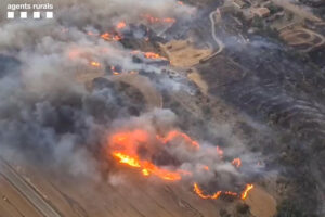 Los Bomberos de la Generalitat afrontan una difícil extinción de dos incendios simultáneos en la comarca de la Segarra, el de Torrefeta y Florejacs que afecta a una superficie de unas 1.800 hectáreas, mientras que el de Sanaüja afecta a unas 40 hectáreas. EFE/Cuenta en X de Agents Rurals SOLO USO EDITORIAL/SOLO DISPONIBLE PARA ILUSTRAR LA NOTICIA QUE ACOMPAÑA (CRÉDITO OBLIGATORIO)