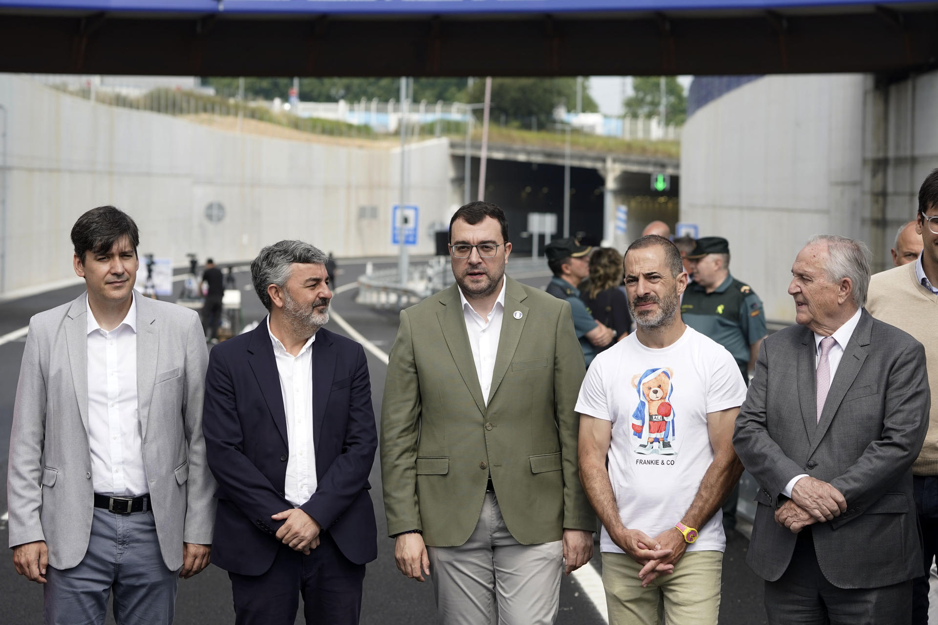 El presidente del Principado de Asturias, Adrián Barbón (c), junto al alcalde de Siero, Angel García (3d) y varios consejeros durantee el acto de puesta en servicio del desdoblamiento de la calzada de la AS-17 (Avilés-Riaño) entre Bobes y San Miguel de la Barreda, este sábado. EFE/Paco Paredes