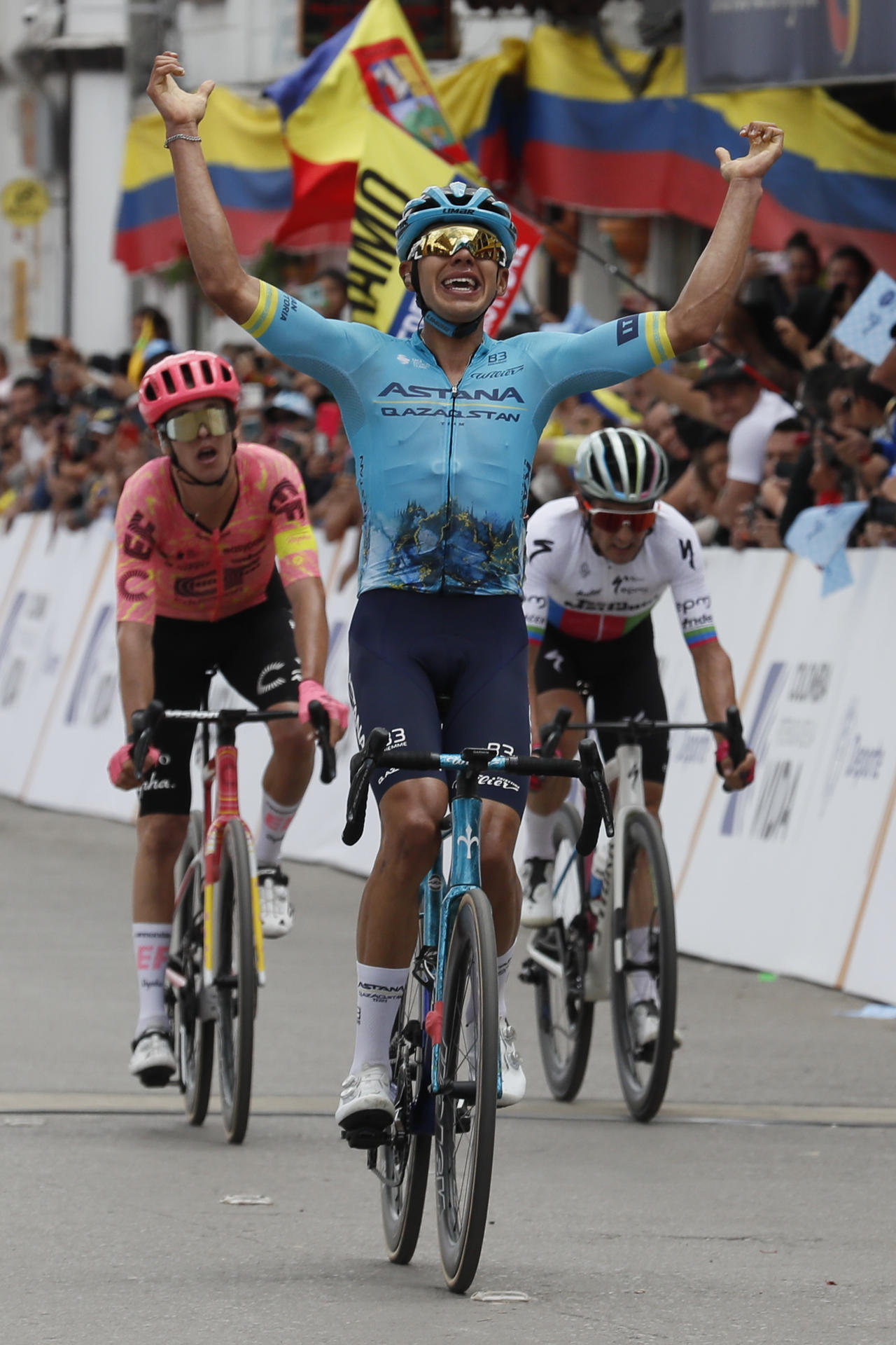 Fotografía de Carlos Ortega en la que puede verse en una imagen de archivo del 7 de febrero de 2024 al corredor colombiano Harold Tejada (Astana). EFE
