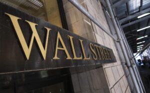 Fotografía de archivo de la señal de Wall Street. EFE/JUSTIN LANE