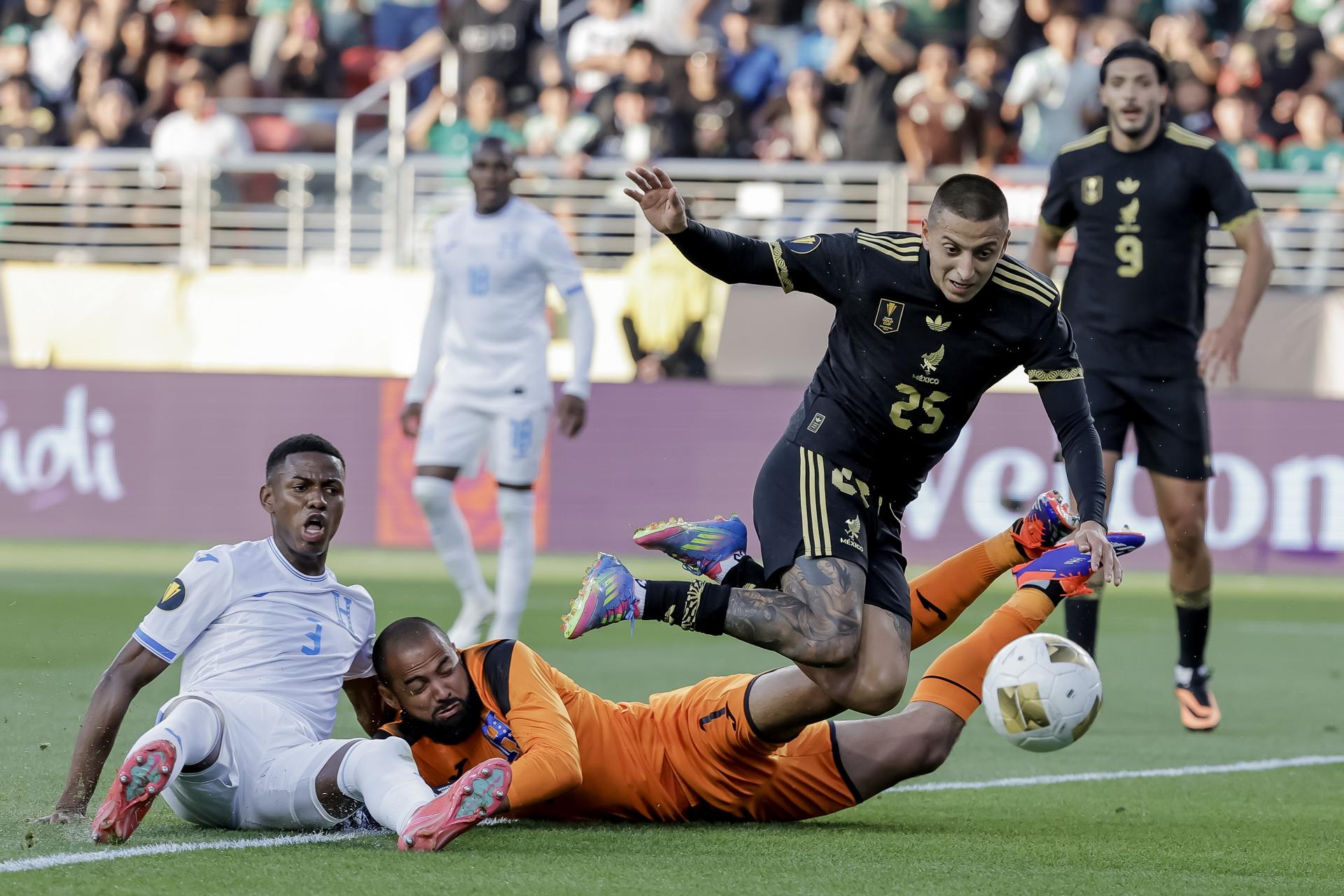 El mexicano Roberto Alvarado (d) avanza sobre el portero de Honduras Edrick Eduardo (c) y el central José Martínez (i) esta martes, durante el partido que clasificó al Tri a la final de la Copa Oro. EFE/EPA/JOHN G. MABANGLO
