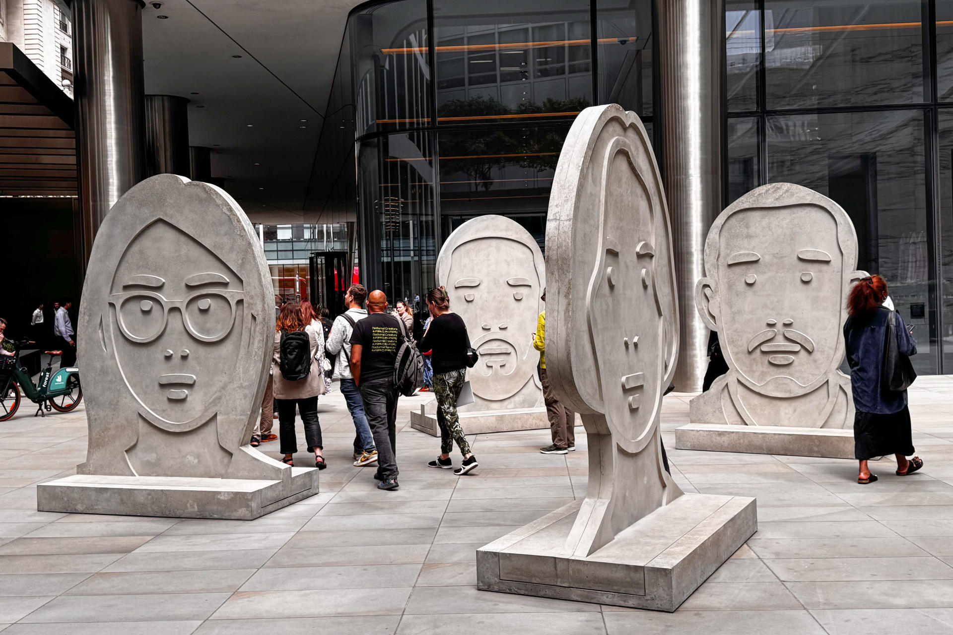 Varias personas pasan entr la obra 'Charles. Jiwon. Nethaneel. Elena', del artista Julian Opie. El vibrante distrito financiero de Londres, más conocido como la 'City', renovó este martes su particular museo al aire libre con esculturas a cargo del célebre artista chino Ai Weiwei y otros autores emergentes que exploran temas como naturaleza y los orígenes romanos de la capital británica. EFE/ Raúl Bobé