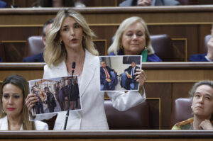MADRID, 18/06/2025.- La diputada del PP Cayetana Álvarez de Toledo se dirige al ministro de Justicia, Félix Bolaños en la sesión de control al Ejecutivo que se celebra este miércoles en el Congreso. EFE/Mariscal