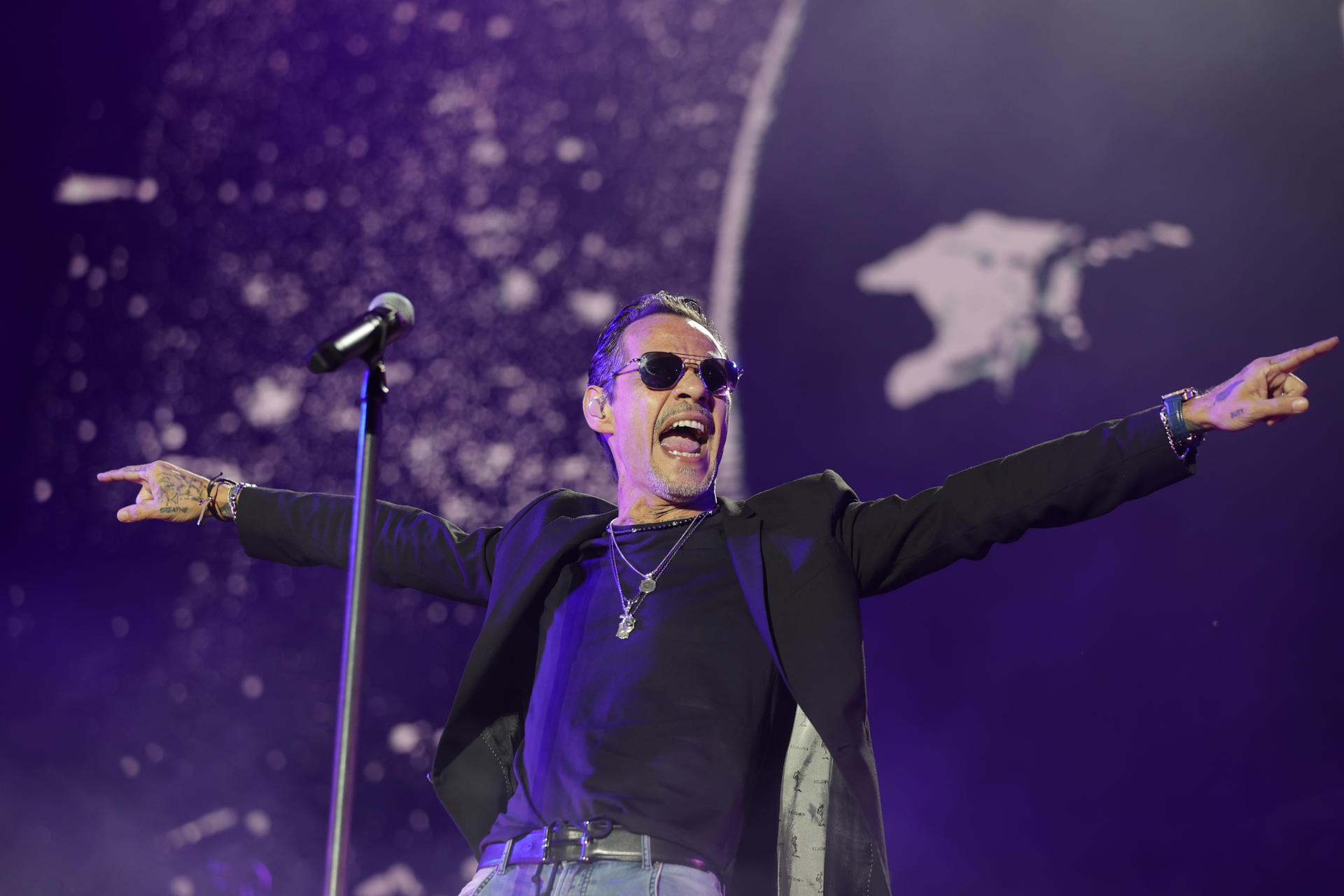 El músico y cantante estadounidense Marc Anthony durante el concierto que ha ofrecido hoy domingo en el Muelle de la Batería, en A Coruña, incluido en su gira ´En Vivo´. EFE/Cabalar.