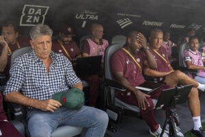 El entrenador de Fluminense, Renato Gaúcho (i), asiste este martes, a un partido del Mundial de Clubes entre Fluminense y Chelsea en el estadio MetLife de Nueva York (Estados Unidos). EFE/ Ángel Colmenares