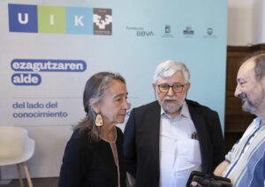 La delegada del Gobierno en Euskadi, Marisol Garmendia, y el director del Memorial de las Víctimas del Terrorismo, Florencio Domínguez, este jueves en el curso de verano de la EHU 'Ponerse en la piel de las víctimas del terrorismo'. EFE/Javier Etxezarreta