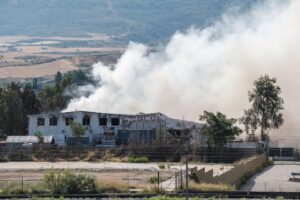 Vista del incendio de una planta de reciclaje de baterías de litio este sábado, en Azuqueca de Henares (Guadalajara). El Gobierno de Castilla-La Mancha ha enviado un tercer mensaje de alerta a los vecinos de Alovera y Cabanillas del Campo (Guadalajara) para informar de la finalización de las recomendaciones de autoprotección para estos municipios por el humo tóxico generado en el incendio de una planta de reciclaje de baterías de litio en Azuqueca de Henares, donde las medidas siguen activas. Según ha informado el 112, el Plan Territorial de Castilla-La Mancha (Platecam), sigue activo, pero un cambio en la dirección del viento ha permitido a los servicios de emergencia considerar que la dispersión del humo no afectará en las próximas horas a estos municipios. EFE/ Nacho Izquierdo
