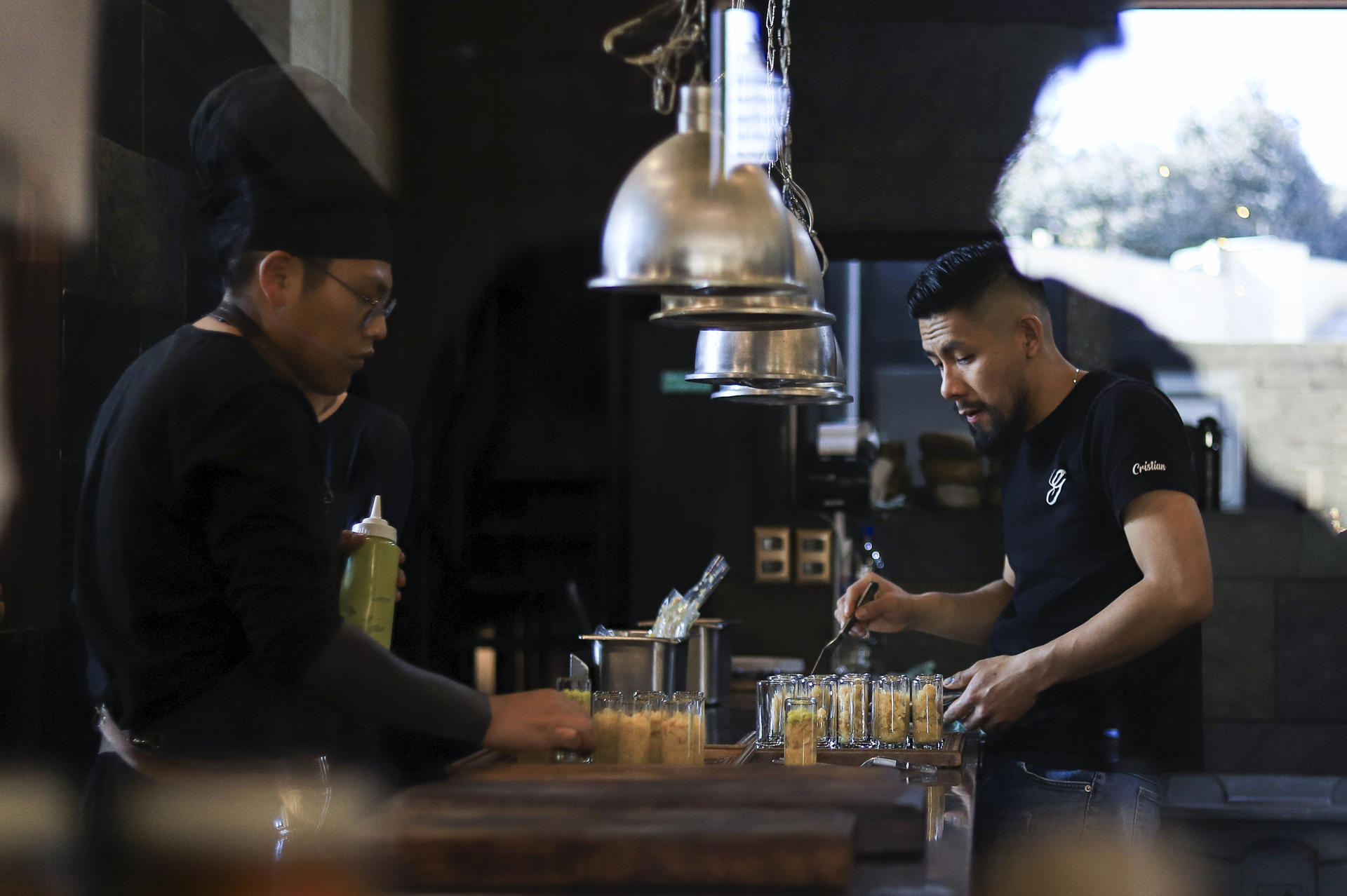 Trabajadores de restaurantes aplican el 'Método Anfitrión' este viernes, en La Paz (Bolivia). EFE/ Gabriel Márquez